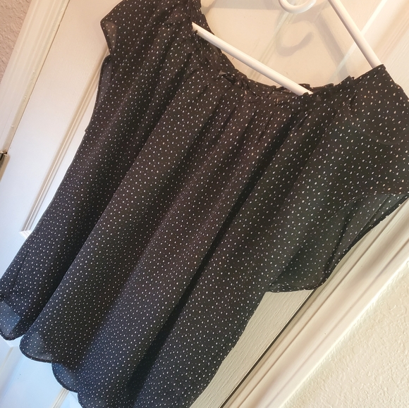 Lauren Conrad Short Sleeve Black Pattern Blouse - Picture 4 of 6